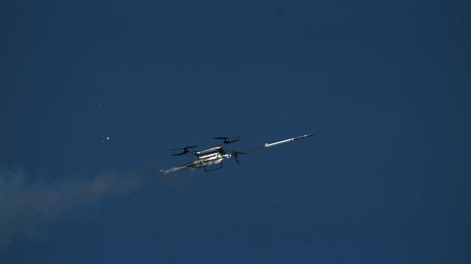 Dron strzela rakietami APKWS
