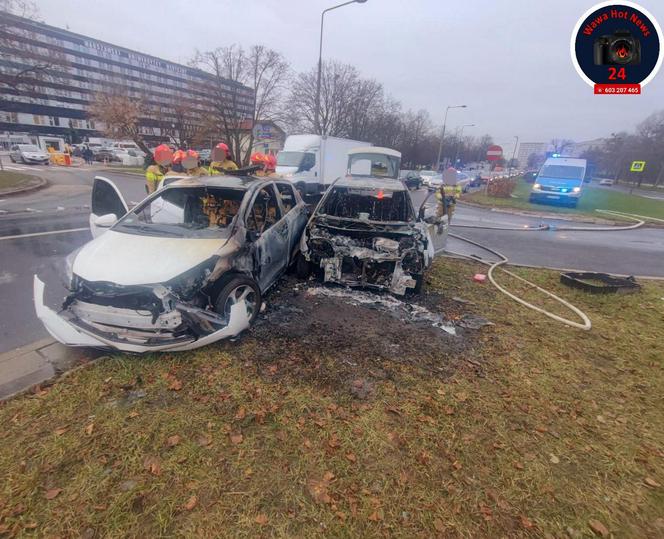 Warszawa, Ochota. Dwa auta doszczętnie spłonęły! Dramatyczna akcja strażaków