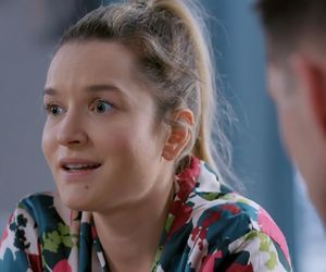 Na Wspólnej odc. 4045. Darek Żbik (Michał Mikołajczak), Kasia (Julia Chatys)