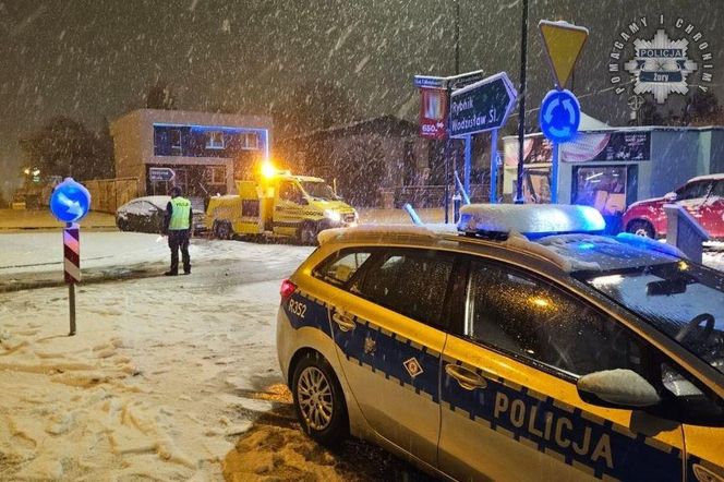 Żory: przejechał przez środek ronda i wjechał w drzwi sklepu samochodem. Ogromne zniszczenia ZDJĘCIA