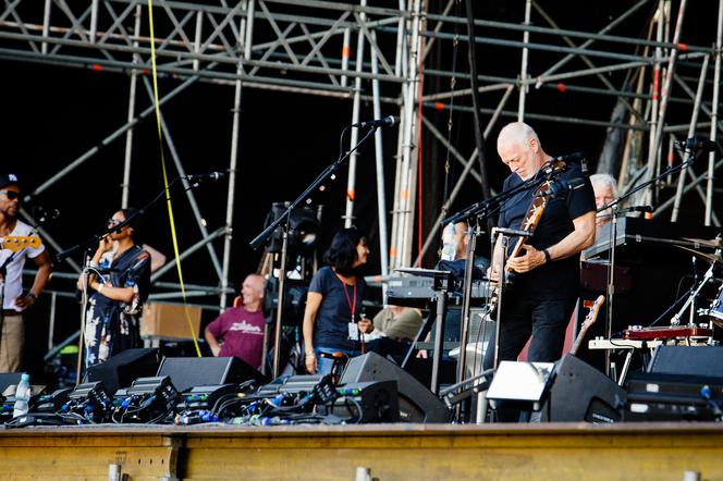 David Gilmour gra na placu Wolności we Wrocławiu