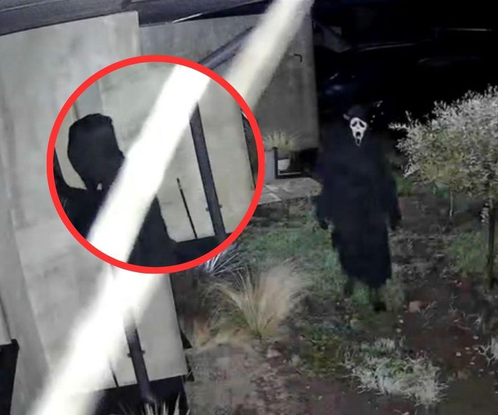 W masce z horroru „Krzyk” i pelerynie grasuje nocą. Postać z horroru zagląda mieszkańcom do okien