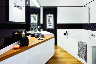 Czarno-biała łazienka pełna nietypowych kształtów