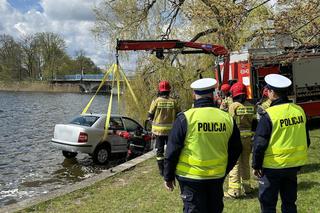 Samochód dryfował w jeziorze. Policja szukała właściciela