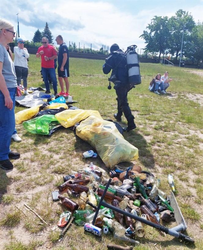 Płetwonurkowie oczyszczali plaże w Iławie. W wodzie masa śmieci