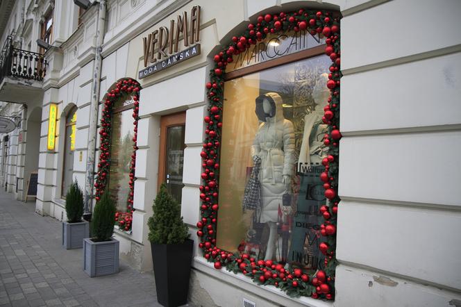 Witryny sklepów i restauracji w Lublinie przystroiły się na święta. Tak kuszą przechodniów!