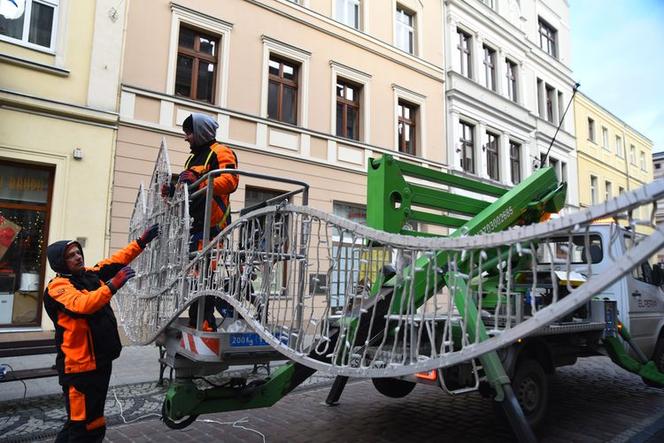 Bydgoszcz szykuje się na święta. Trwa dekorowanie miasta
