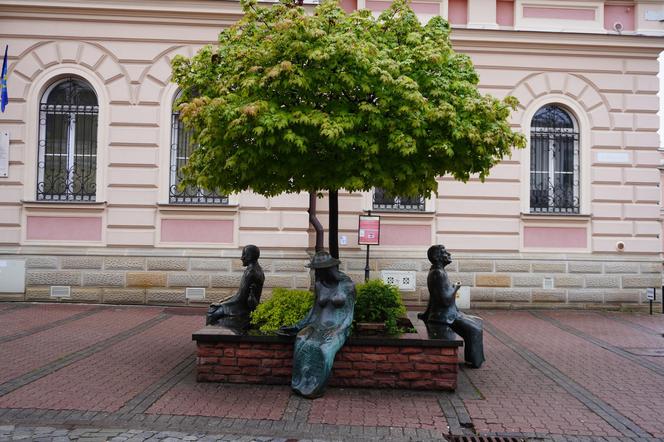 Ławeczka Poetów w Tarnowie. To jedno z ulubionych miejsc turystów odwiedzających Małopolskę!