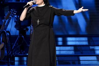 Zrzuciła habit i zaczęła śpiewać. Zyskała sławę w popularnym programie. Ale metamorfoza!