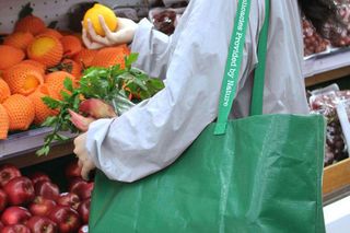 Sklepy otwarte 26.10.2025 - Żabka, Biedronka, Lidl, Auchan, Dino, Carrefour. Do której godziny są czynne? 