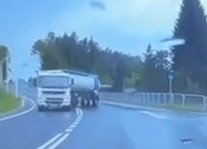 Miał dożywotni zakaz i 3 promile! Ciężarówką wylądował z rowie [ZDJĘCIA]