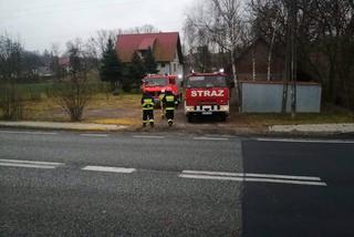 Samochód DACHOWAŁ tuż pod oknami domu w Tworkowej! To CUD, że nie było ofiar śmiertelnych