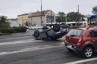 Dachowanie na rondzie Jagiellonów w Bydgoszczy! Kierowca z mandatem [ZDJĘCIA]