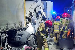 Bus wbił się w ciężarówkę na autostradzie 