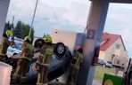 Kolizja na stacji paliw w Krobi. Osobówka przewróciła czterokołowiec
