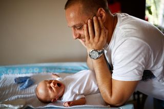 To dzieje się z ciałem dorosłych, gdy obok płacze dziecko. Badania jasno to potwierdzają