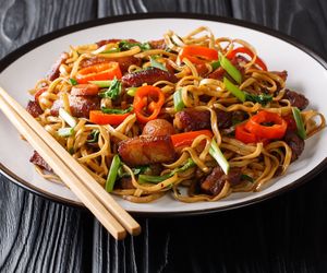 Błyskawiczny makaron smażony z wołowiną: azjatycki smak na szybko