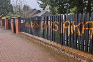 Wandale pomalowali sprayem płot domu Owsiaka pod Warszawą 