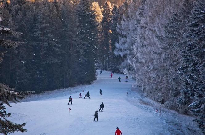 Ta niewielka wieś w Małopolsce jest narciarskim rajem. Bez drożyzny i wielkich tłumów 