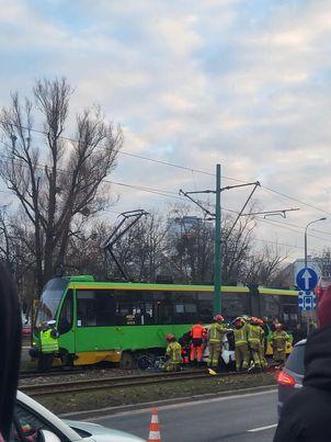 Poważny wypadek na Zamenhofa w Poznaniu. Tramwaj zderzył się z samochodem osobowym