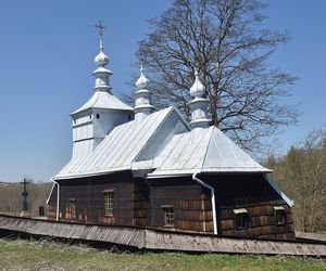 To jedna z najpiękniejszych cerkwi w Małopolsce. Znajduje się w malowniczej wsi 