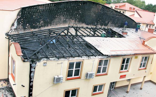 Płomienie strawiły dach szkoły