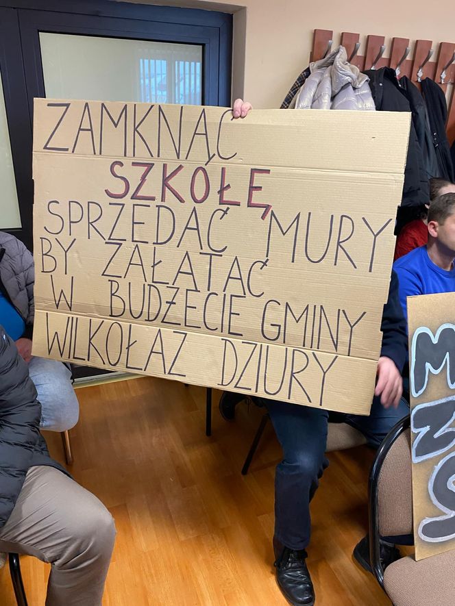 Mieszkańcy protestowali na sesji Rady Gminy Wilkołaz przeciwko likwidacji SP w Marianówce