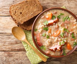 Krupnik na wędzonce z zaskakującym składnikiem. Szok, jakie to pyszne! 