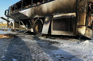 Gigantyczny pożar pod Warszawą. Kompletnie spłonął autobus, którym podróżowało 60 osób