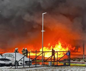 Potężny pożar pod Warszawą. Płonie hala wypełniona tworzywami sztucznymi