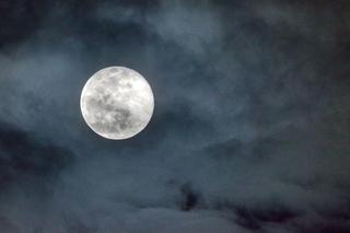 Pełnia księżyca we wrześniu 2023. Kiedy rozświetli nocne niebo?