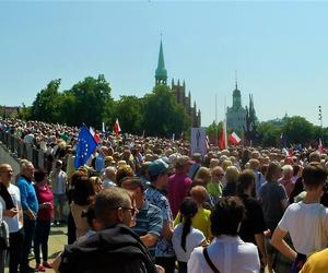 Manifestacja 4 czerwca na placu Solidarności w Szczecinie