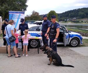 Policjanci nad Jeziorem Rożnowskim przypominali o bezpieczeństwie nad wodą 