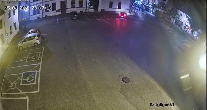 Brodnica: 19-latka z BMW uderzyła w budynek. Policja pokazała materiał z ulicy Mały Rynek