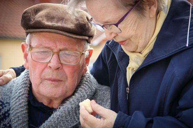 Emeryci pobierający wcześniejsze emerytury oraz renciści, którzy dodatkowo pracowali w 2021 r., muszą poinformować ZUS o przychodach.