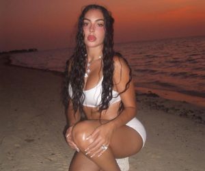 Narzeczona Cristiano Ronaldo w skąpym stroju biegała po plaży