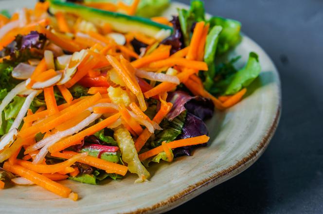 Surówkowe zdrowie - 20 przepisów na codzienną pyszną porcję witamin