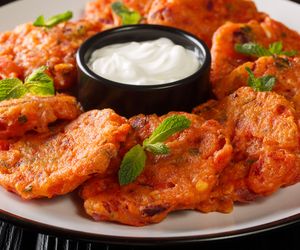 Placki pomidorowe: najsmaczniejsza przekąska lata to greckie placki z pomidorów