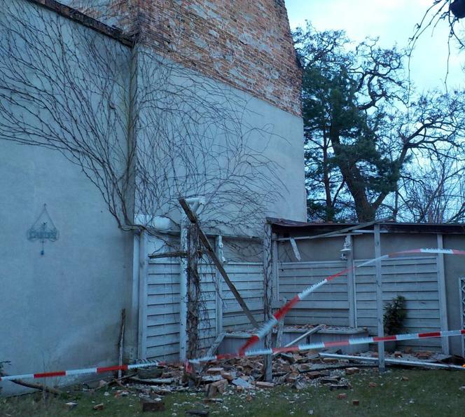 Koszmar w Rembertowie. Fragment muru kamienicy runął metr od innego domu