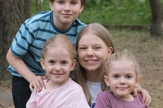 M jak miłość. Misiek (Aleksander Bożyk), bliźniaczki Emilka i Zuzia (Julia, Marcelina Kempka), Lenka (Olga Cybińska)