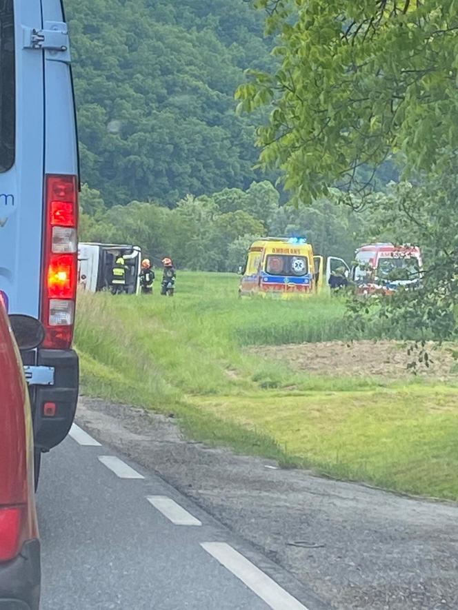 Wypadek autobusu z dziećmi! Są poszkodowani, droga zablokowana