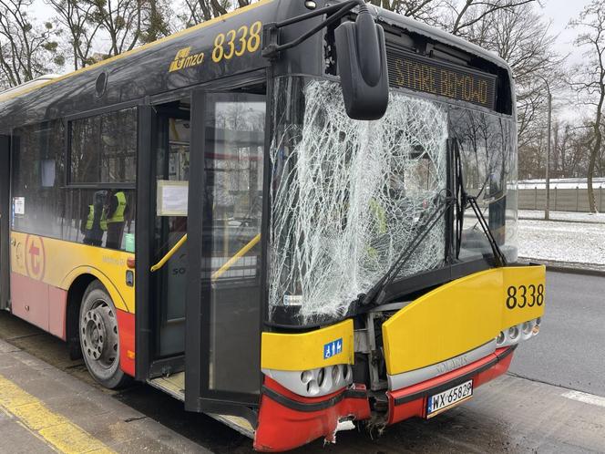 Kolejny autobus ROZTRZASKAŁ się w Warszawie. W środku był