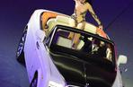 Piosenkarka Jessie J i Rolls-Royce Phantom Series II Drophead Coupe