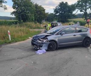 Poważny wypadek pod Dzierżoniowem. Zderzyły się trzy auta, są ranni 