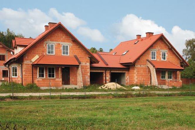 Kupujemy dom w budowie, stanie surowym i od dawna niezamieszkany. Gdzie czyhają pułapki?