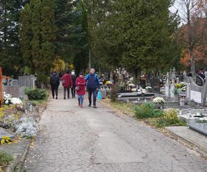 Tłumy na cmentarzu przy ul. Poprzecznej. Olsztynianie odwiedzają groby bliskich [ZDJĘCIA]