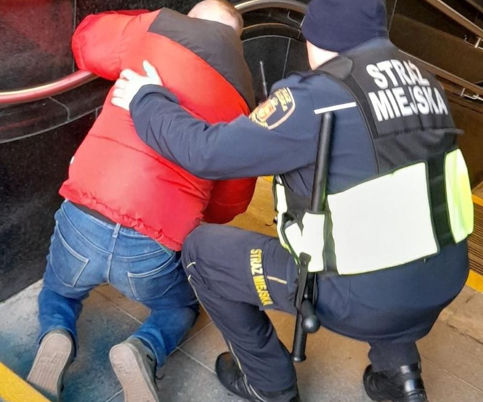 Zataczał się na schodach metra. Jego stan zaniepokoił przechodniów. Okazało się, że potrzebował pomocy