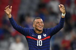 Piłkarski gwiazdor Kylian Mbappe przekazał podejrzane darowizny policjantom? Trwa śledztwo