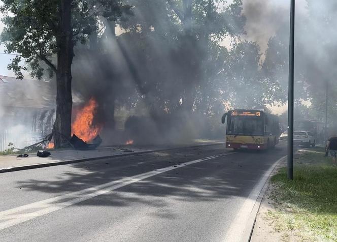 Auto uderzyło w drzewo i stanęło w płomieniach. Spłonęły trzy osoby!