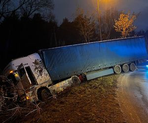 Ciężarówka w rowie. Kierowca dmuchnął w alkomat. Szokujący wynik!